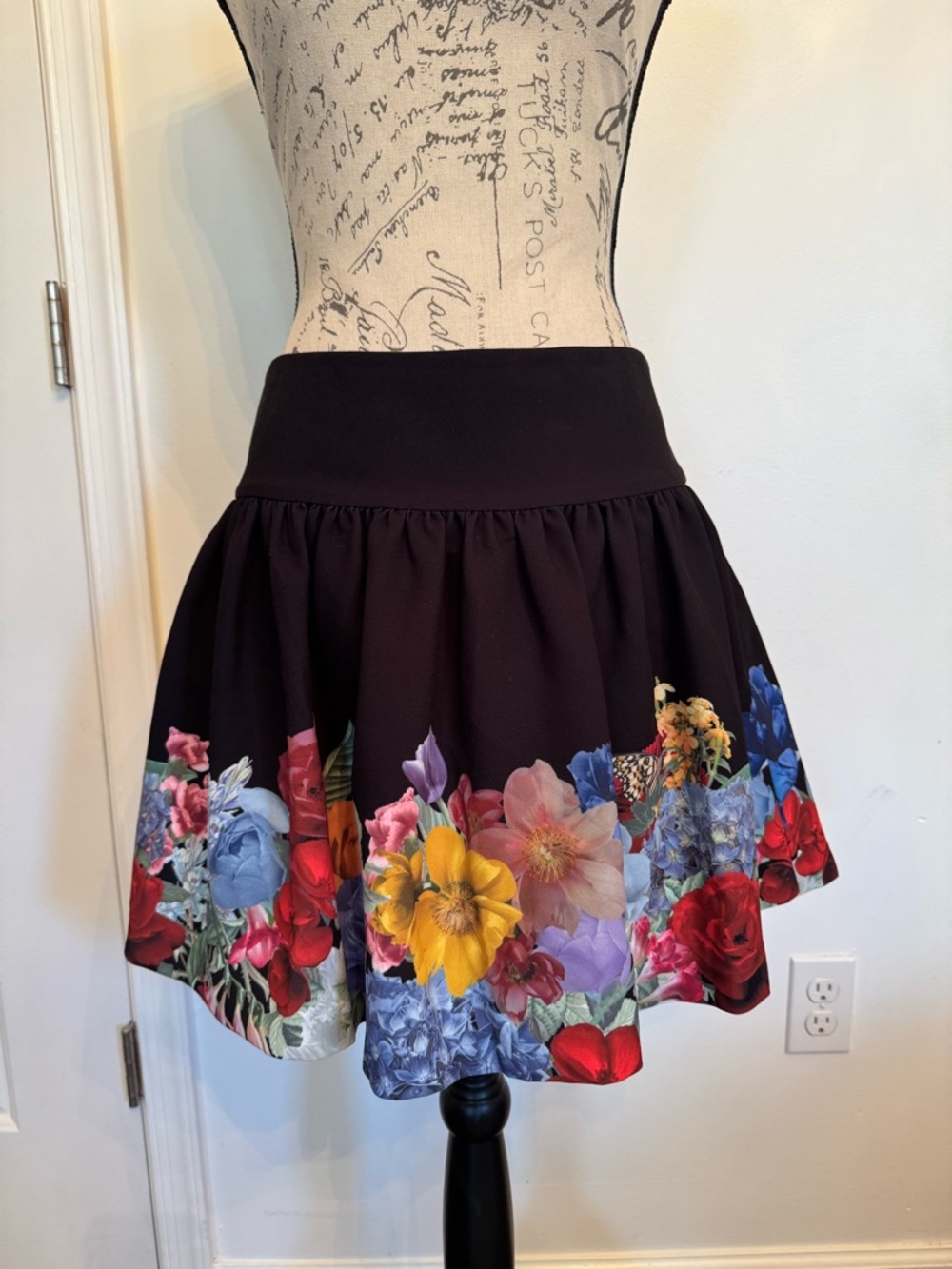 Alice + Olivia Floral Black A-Line Skirt